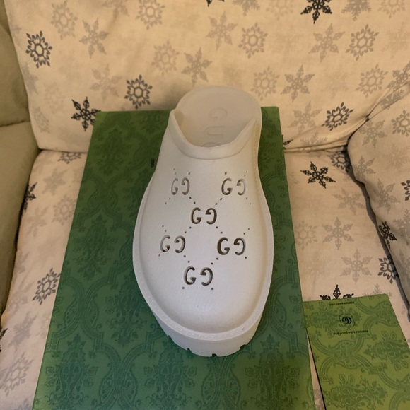 Selling Gucci slides any questions ask 😊🌸 - Picture 1 of 4